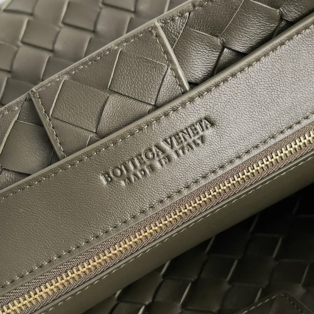 The 2023 new Andiamo batch of 2260 BV has been shipped‼ ️Really popular🔥The new Andiamo woven handbag launched by Bottega Veneta this season is really popular all over the world! ! Celebrities at home and abroad have worn it, and Oscar-winning actress Michelle Yeoh has taken it out on the street. Song Jia, Trai Yara, Yu Feihong, Sanji Ayaka, Rosie Hunting-Whiteley, Yoshioka Riho, etc. have all picked up this bag. It is classic and versatile, showing off its temperament, and the bag capacity is also large, which is very convenient for daily commuting! ! A variety of carrying methods, the shoulder straps can be adjusted by yourself, the original lambskin feels soft and delicate, and the unisex style breaks gender boundaries and brings a more practical and long-lasting use experience. Andiamo has both elegant and casual styles, which perfectly interprets "fashionable old money style". Style number: 743572 Size: 32*24*12